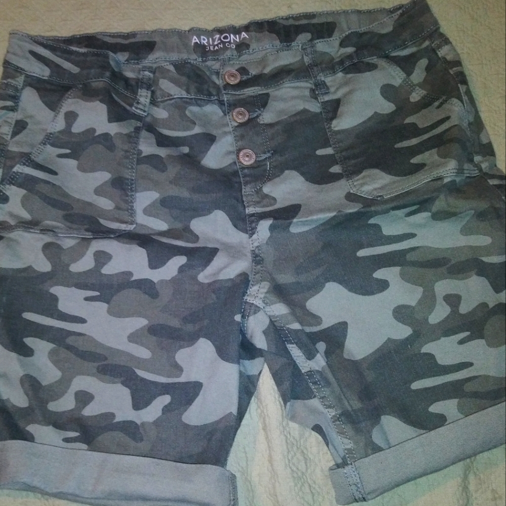 GIRLS PLUS Bermuda Shorts NWOT